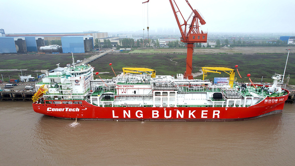 全國首艘！中集安瑞科嚮中國海油成功交付12000方LNG運輸加註船